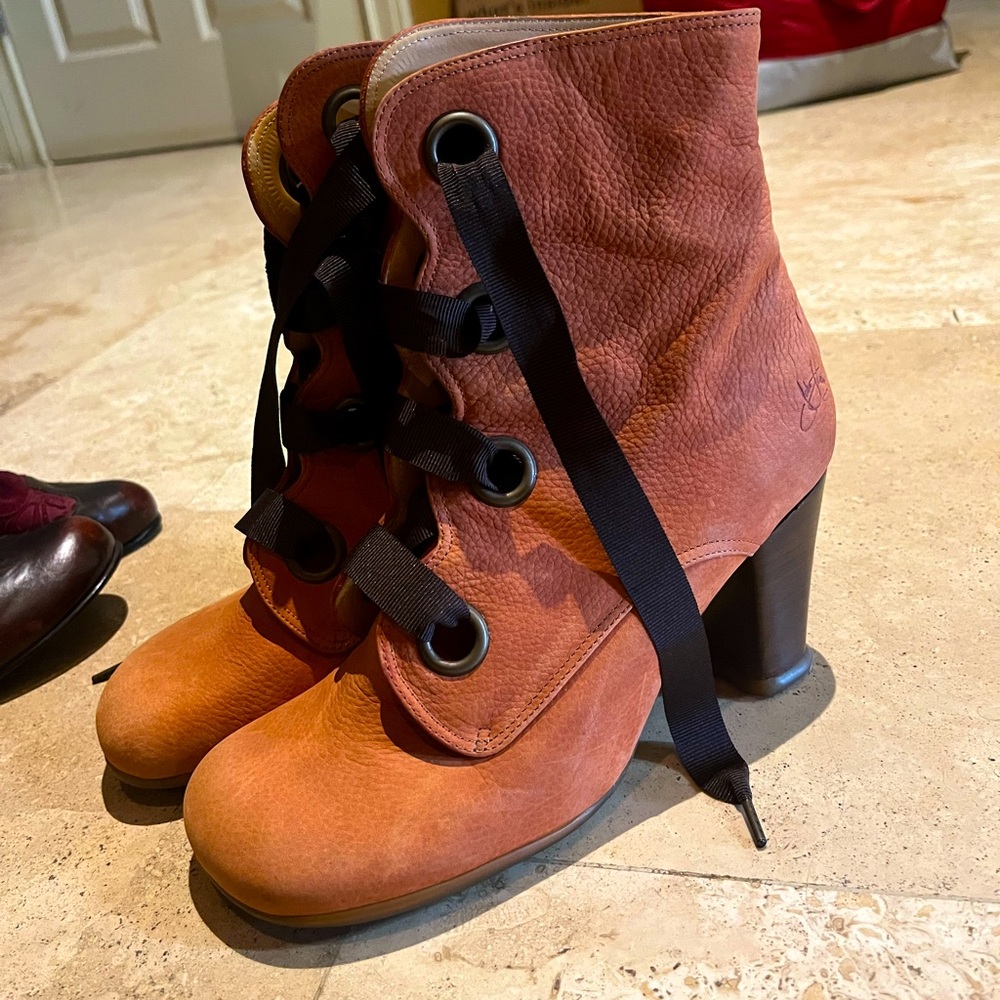 Vintage John Fluevog unique orange leather boots with ribbon laces👢